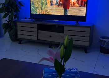 استديو بأثاث مريح وبسيط 