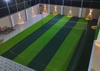 شاليه بملعب كرة طائرة ومسبح.