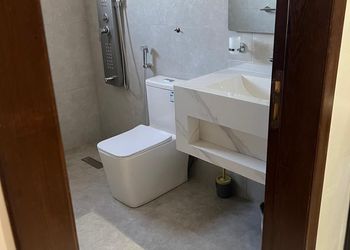 استديو بسرير مريح وأثاث بسيط