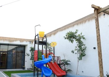 استراحة بجلسة خارجية و العاب مائية
