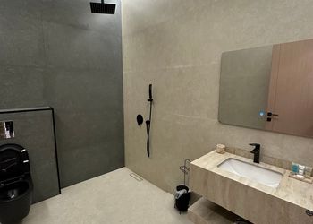 شاليه بمسطح اخضر ومسبح 