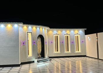 شاليه بجلسة تطل على مسبح خارجي 