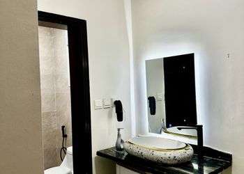 شقة بغرفة معيشة وغرفة نوم 