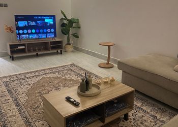 شقة بثلاث غرف نوم وصالة
