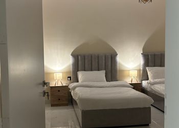 شقة بثلاث غرف نوم مع مدخل مستقل