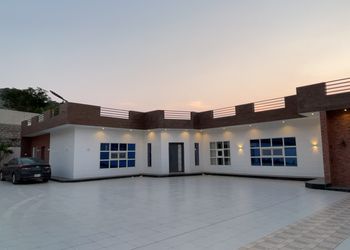 استراحة بمجلس وفناء خارجي 