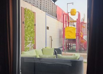 شاليه بجلسة تطل على مسبح خارجي  