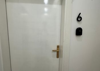 استديو هادئ بدخول ذاتي 