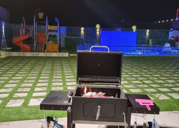 استراحة بمسطح اخضر وجلسه خارجيه
