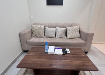 استديو بأثاث مريح وبسيط 