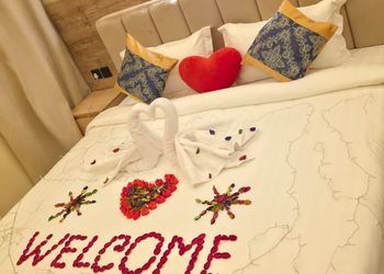 غرفة بسرير ماستر و اثاث مريح