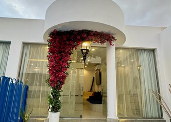 شاليه بجلسة مطلة على المسبح