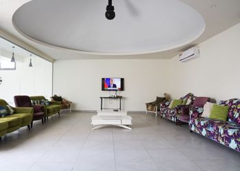 شاليه بصالة مطلة على الحديقة 
