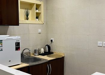 استديو بسرير ماستر وأثاث مريح 