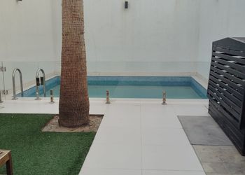 شاليه بجلسة تطل على مسبح خارجي 