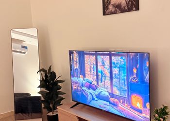 استديو بأثاث مريح وبسيط 