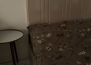 استديو بأثاث مريح وبسيط 
