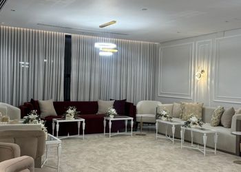 شاليه انيق بمسطح اخضر