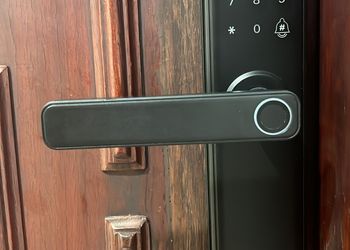 شقة بصالة أنيقة ودخول ذاتي