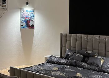 استديو بأثاث مريح وبسيط 