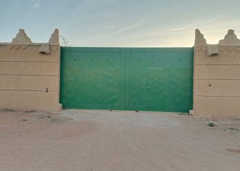 مزرعة بمسطح اخضر وبيت شعر