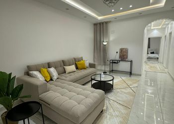 شقة بصالة ومجلس وثلاث غرف نوم
