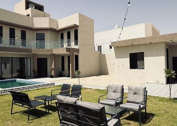 شاليه بصالة مريحة مطلة على المسبح