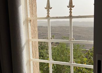 شقة بغرفتين نوم وصالة مريحه 