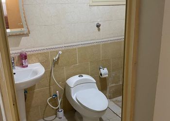 شقة بثلاث غرف نوم وصالة جلوس 