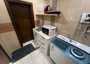 استديو بأثاث مريح وبسيط 