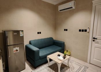 استديو بأثاث مريح وبسيط 