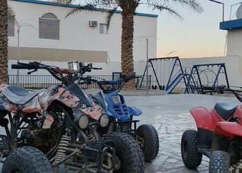 شاليه بمسطح اخضر وجلسة خارجية