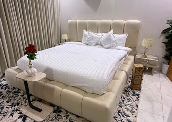 استديو بأثاث مريح وبسيط 