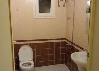 شاليه بمسطح اخضر وجلسة خارجية