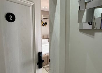 استديو بأثاث مريح وبسيط 