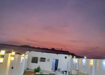 استراحة بمسطح اخضر  وصاله جلوس 