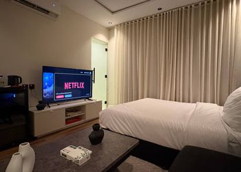 استديو بأثاث مريح وبسيط 