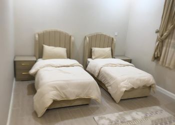 استديو بأثاث مريح وبسيط 