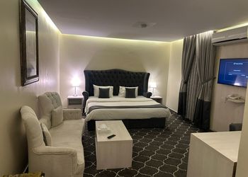 استديو بأثاث مريح وبسيط