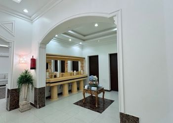 استراحة بمجالس واسعة وفناء خارجي