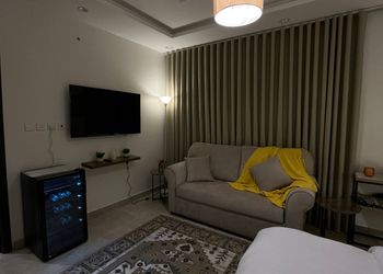استديو بسرير ماستر وجلسة مريحة 