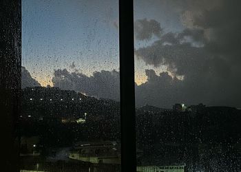 شقة بصالة جلوس وثلاث غرف نوم 