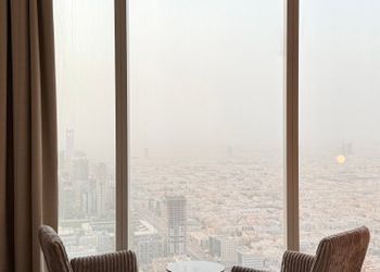 شقة بغرفتين وصالة مطلة ببرج