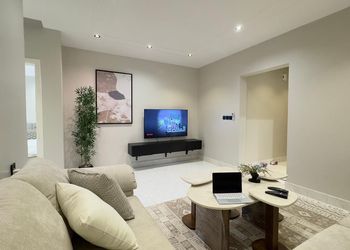 شقة بغرفتين نوم وصالة 