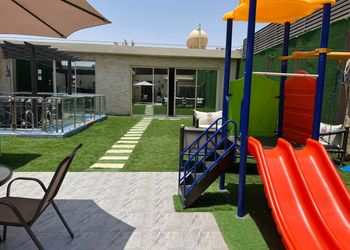 شاليه بجلسة خارجية ومسطح اخضر