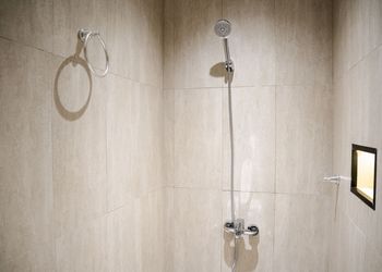 استديو بأثاث مريح وبسيط 