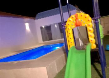 شاليه بمسبح خارجي ومسطح اخضر