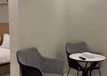 استديو بأثاث مريح وبسيط 