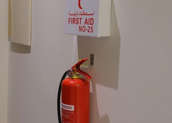 شقة أنيقة بصالة وغرف نوم