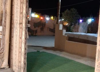 مخيم ببيت شعر وألعاب أطفال 